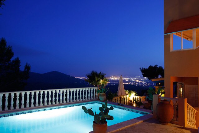 Ansicht der Villa und Pool