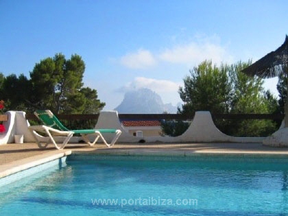 Der Pool ist umgeben von sonnigen Terrassen