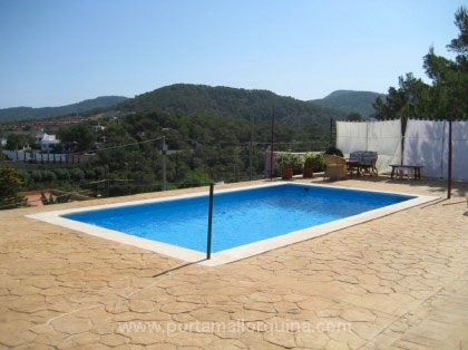 Blick auf den Pool und Terrasse