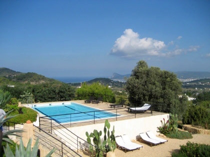 Blick auf den Pool und das Meer