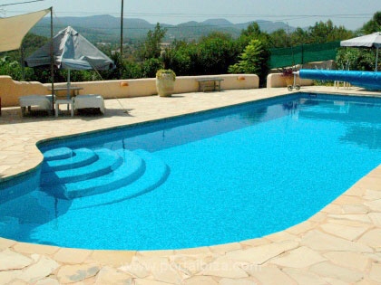 Der Pool ist umgeben von Terrassen