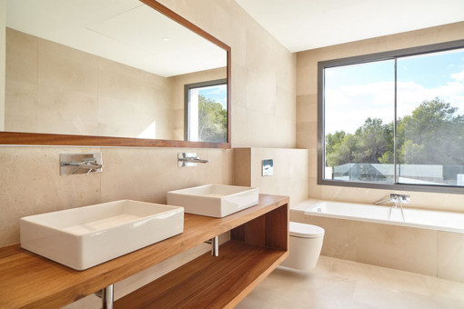 Nobles Badezimmer mit Badewanne